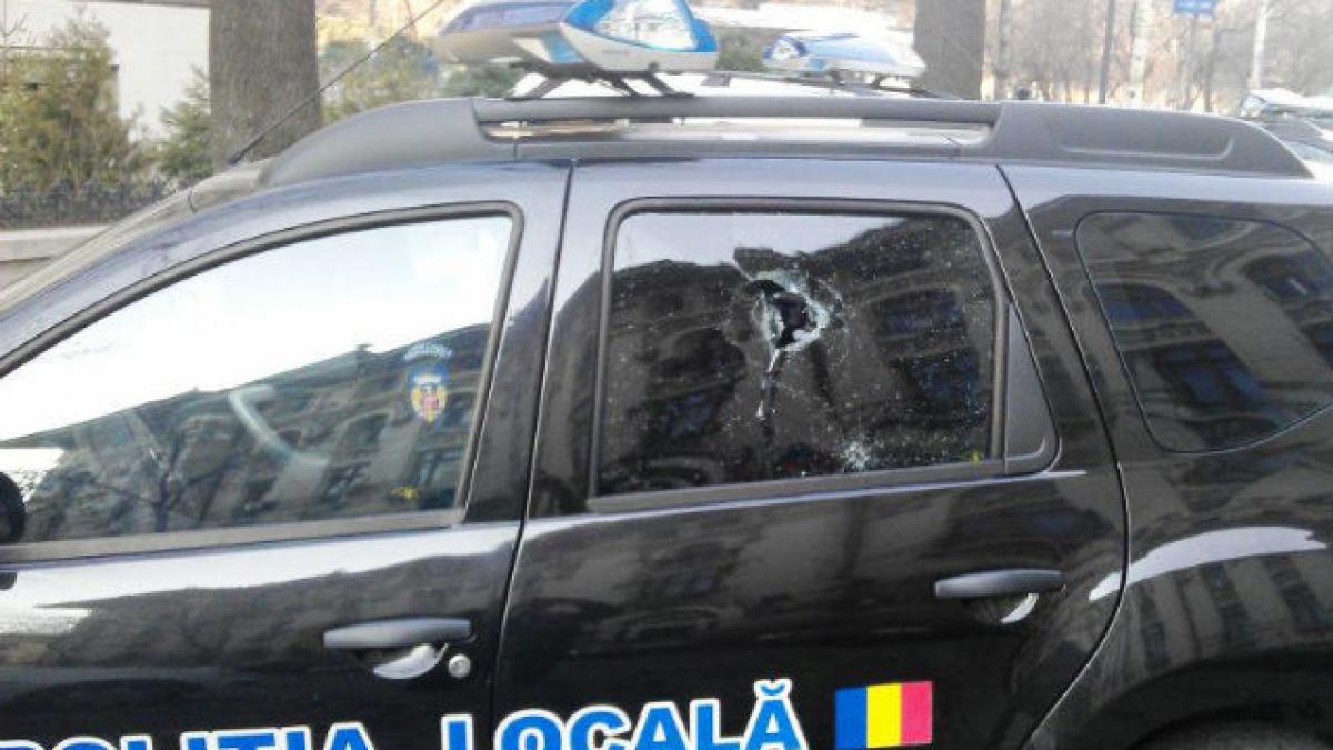 O maşină a Poliţiei Locale sector 6, lovită în trafic. Doi poliţişti, răniţi uşor