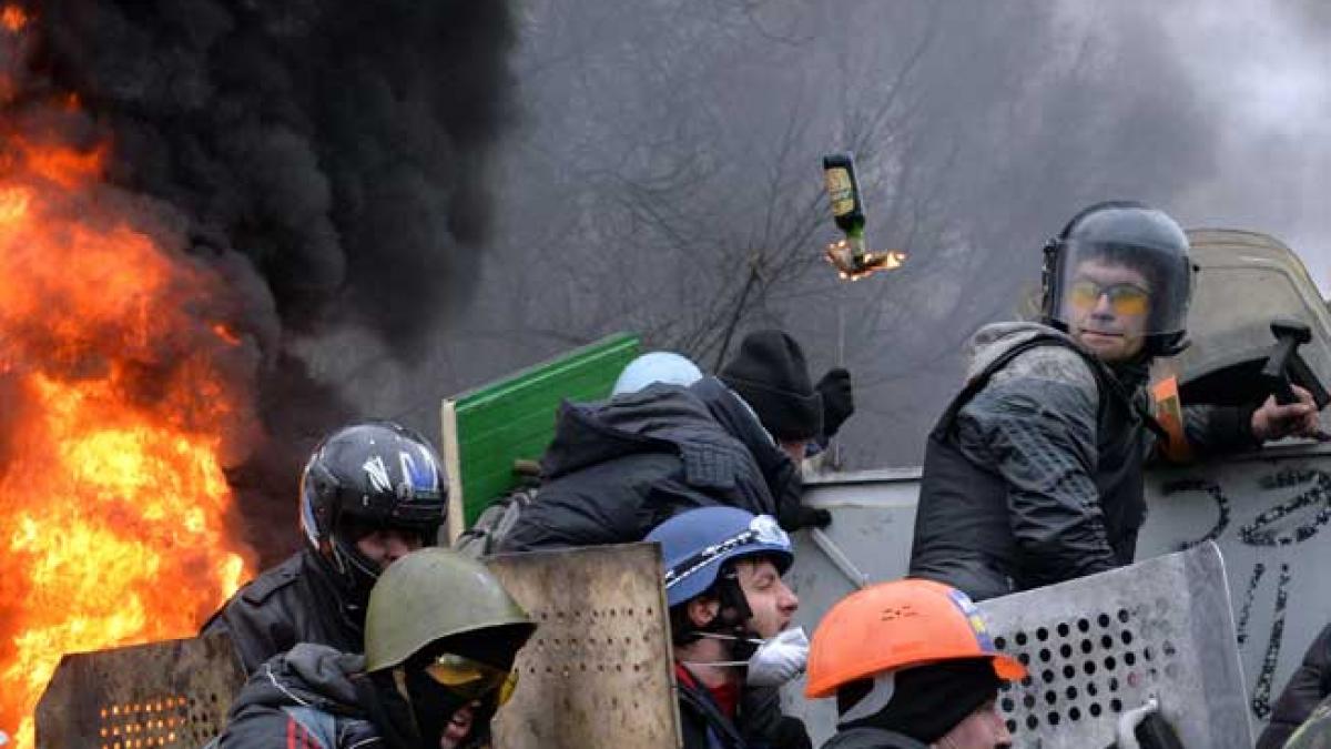 Iadul de lângă noi. Ucraina, ca o pradă. 100 de morţi la Kiev. Forţele de ordine folosesc muniţie reală, Occidentul încearcă medierea, dar cu gândul la sancţiuni
