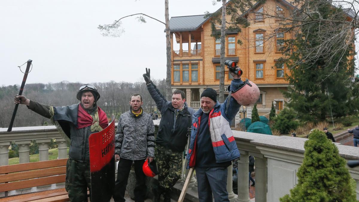 Casă cu CORABIE în curte. Fabuloasa reşedinţă a preşedintelui Ucrainei, Viktor Ianukovici (FOTO)