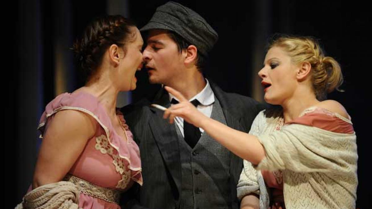 Teatrul care domină cetatea