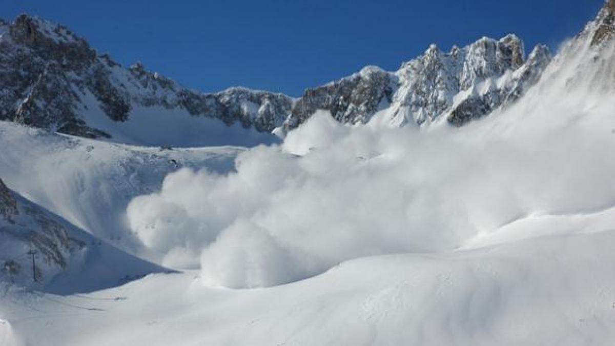Turist rănit de o avalanşă produsă în Munţii Bucegi