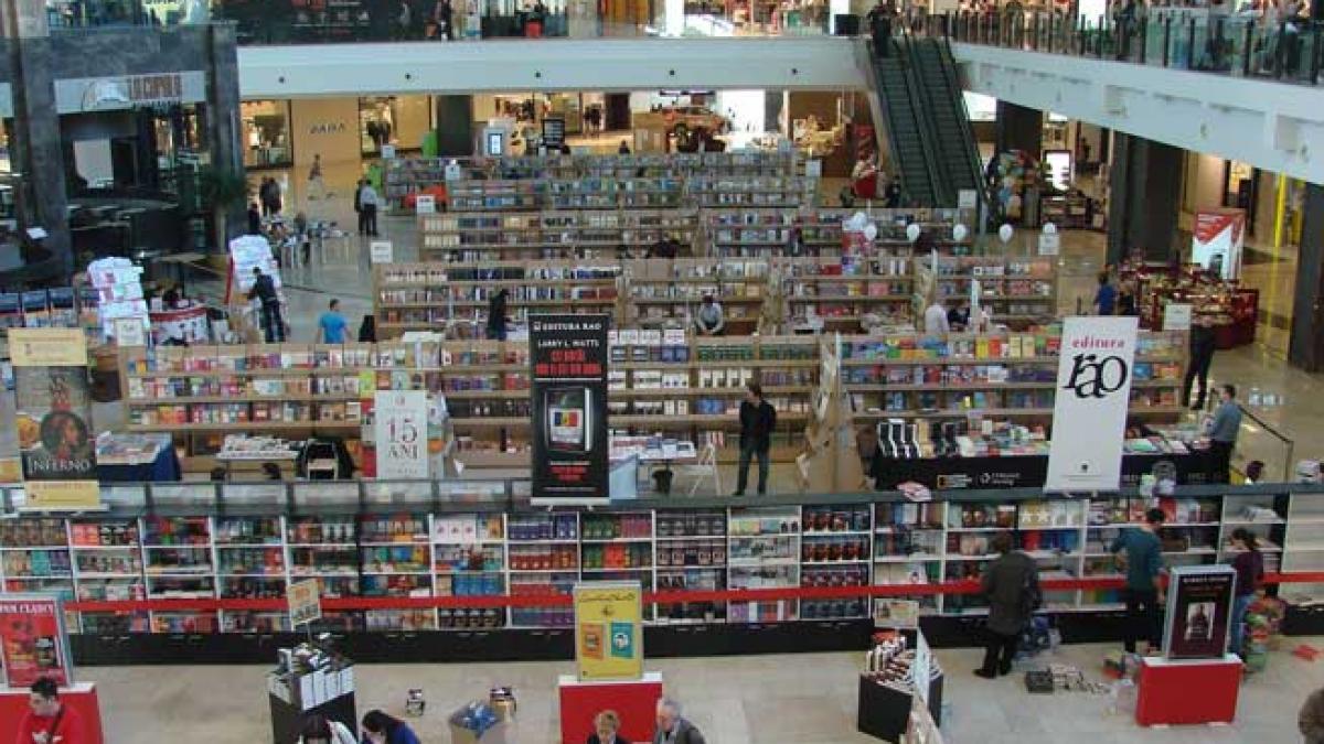 Cărţi, fete, filme şi băieţi. “Brunea-Fox” la cinci lei, “Chopin” la doi lei ori “Nefrologia” la 300 de lei (Librex 2014)