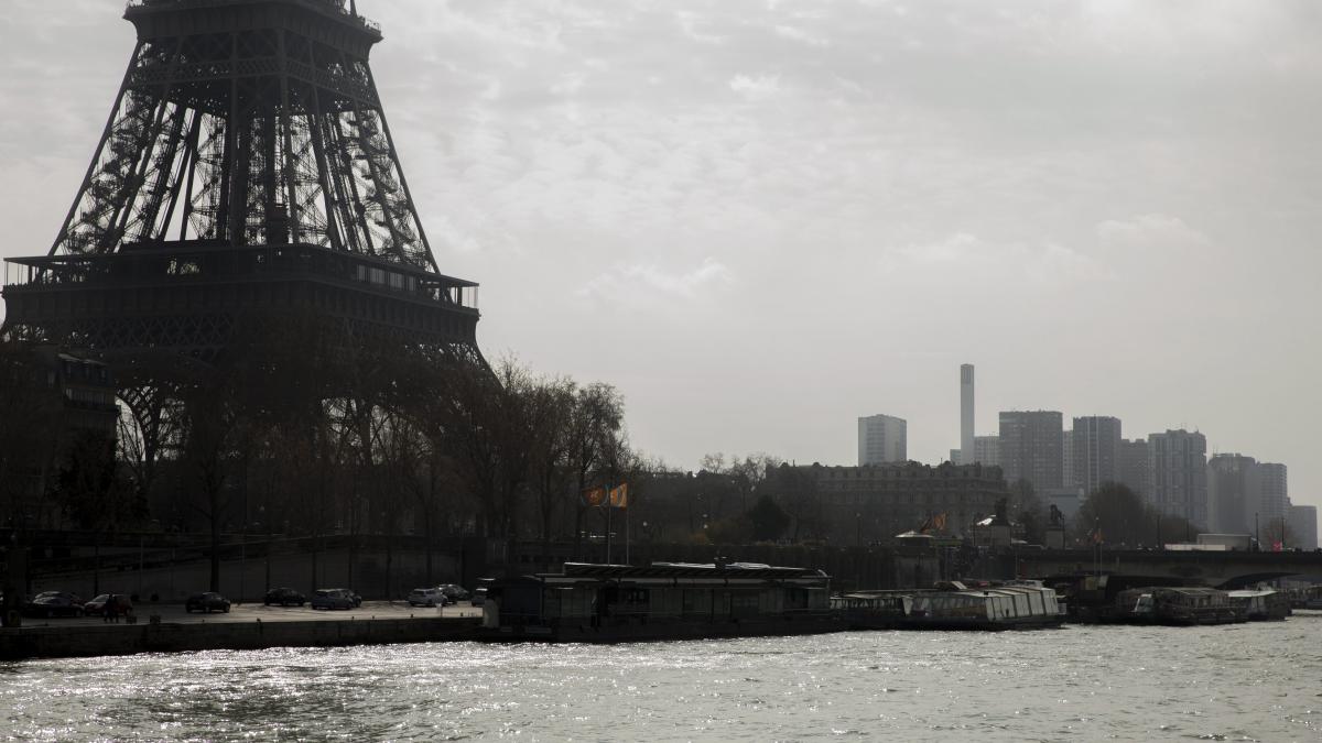Poluare crâncenă la Paris. Circulaţia maşinilor a fost restricţionată după criteriul cu soţ – fără soţ 
