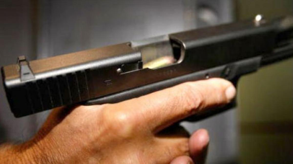 Împuşcături în Târgovişte: două maşini au fost lovite de 20 de gloanţe 