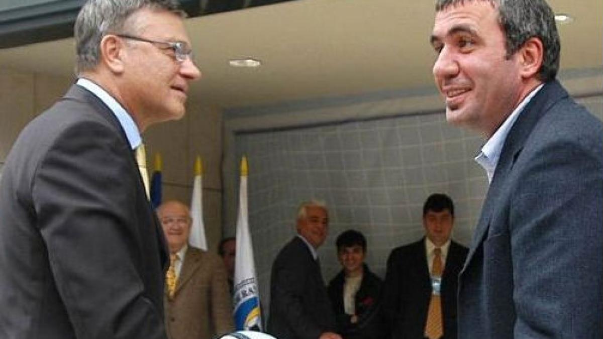 Sandu îi răspunde lui Hagi: "Nu sunt şoferul nimănui, sunt membru în Comitetul Executiv UEFA"