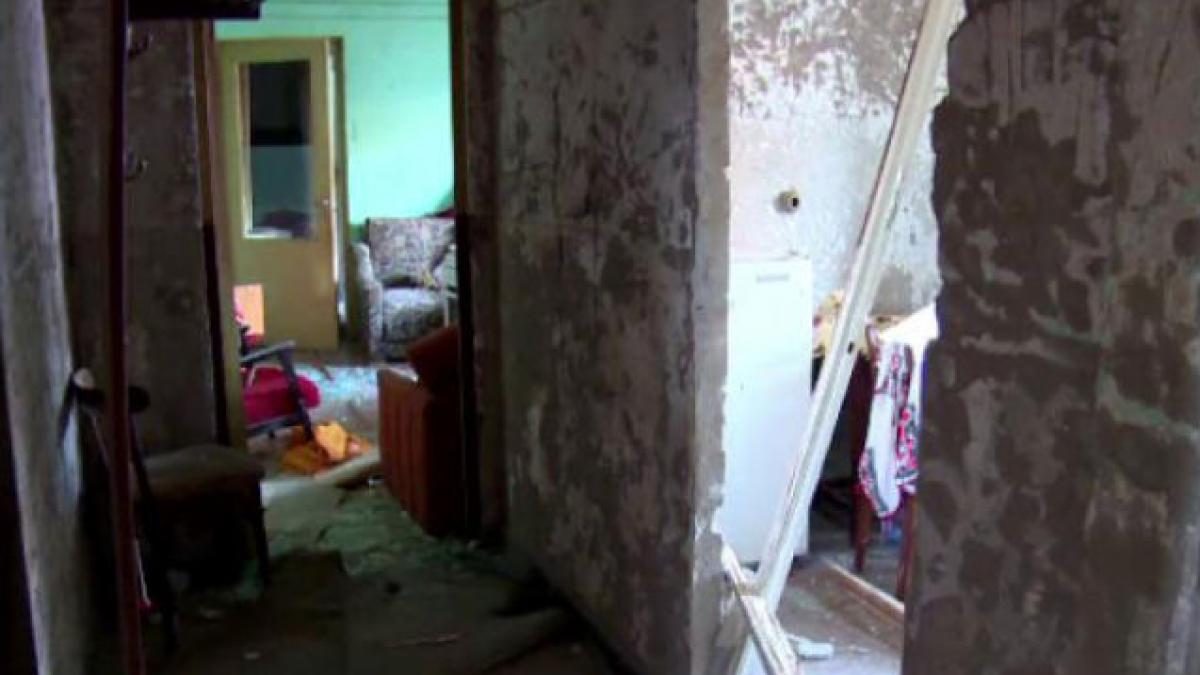 Explozie într-un bloc de garsoniere din Oneşti: trei persoane au fost rănite