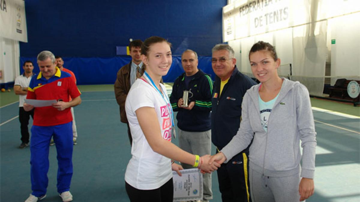 Simona Halep oferă distincţii