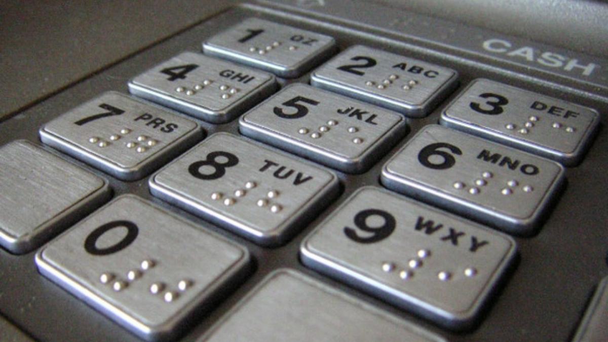 Carduri blocate la o bancă din România, se bănuiește o posibilă copiere a datelor