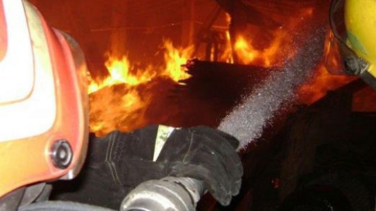 Puternic incendiu în Sectorul 5: patru case au fost cuprinse de flăcări