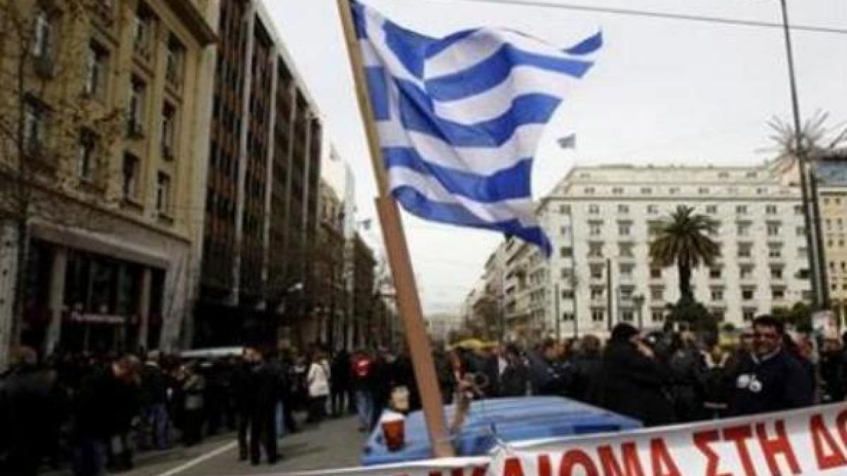 Atena şi alte oraşe din Grecia, paralizate de o GREVĂ GENERALĂ: "Nu concedierilor şi şomajului parţial!"