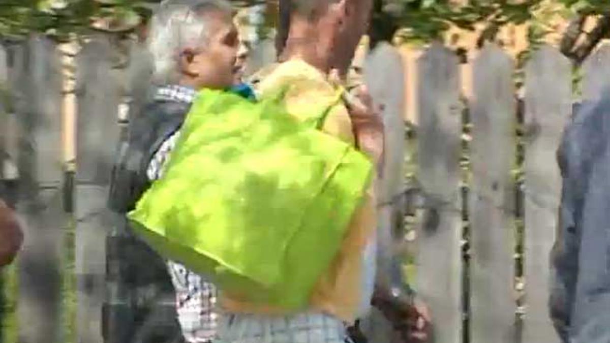 Manţog “execută” condamnarea, plimbându-se pe stradă (VIDEO)