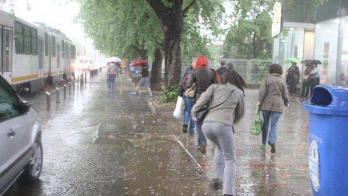 ANM a emis o informare de vreme rea. Va ploua în toată ţara, iar la munte  va ninge, timp de trei zile