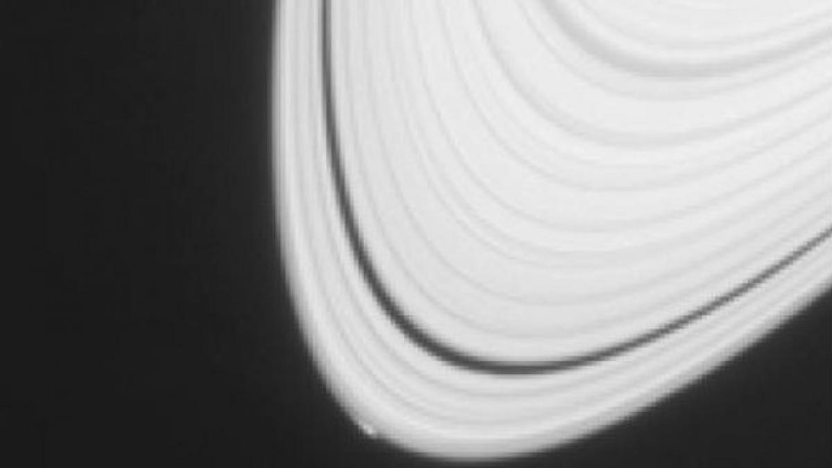 Sonda Cassini a fotografiat naşterea unei noi luni a lui Saturn. NASA: "Este fără precedent"