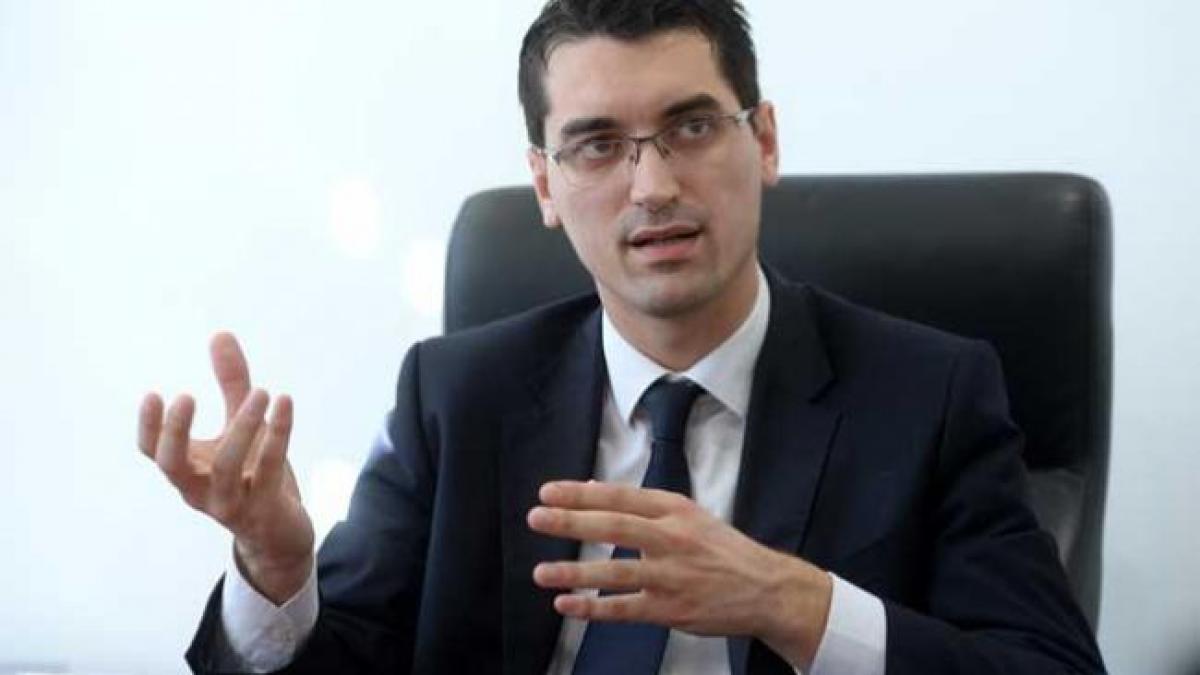  Politrucul, invalidatul, prost informatul