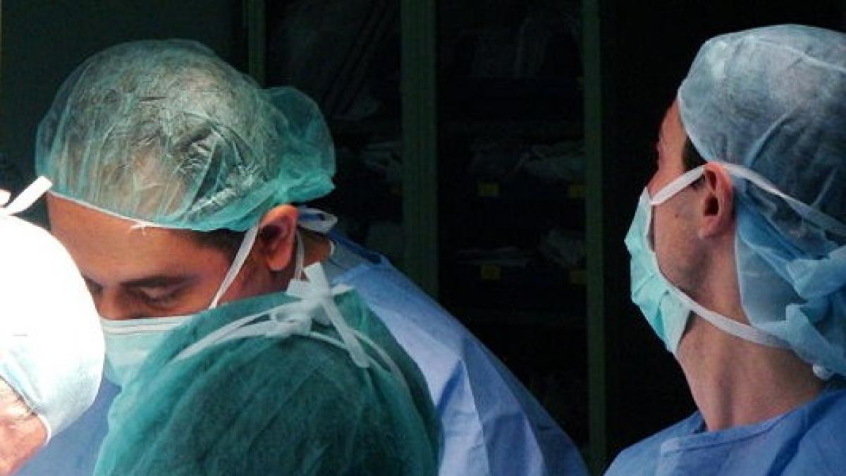 Un chirurg a murit în sala de operaţie în urma unui infarct