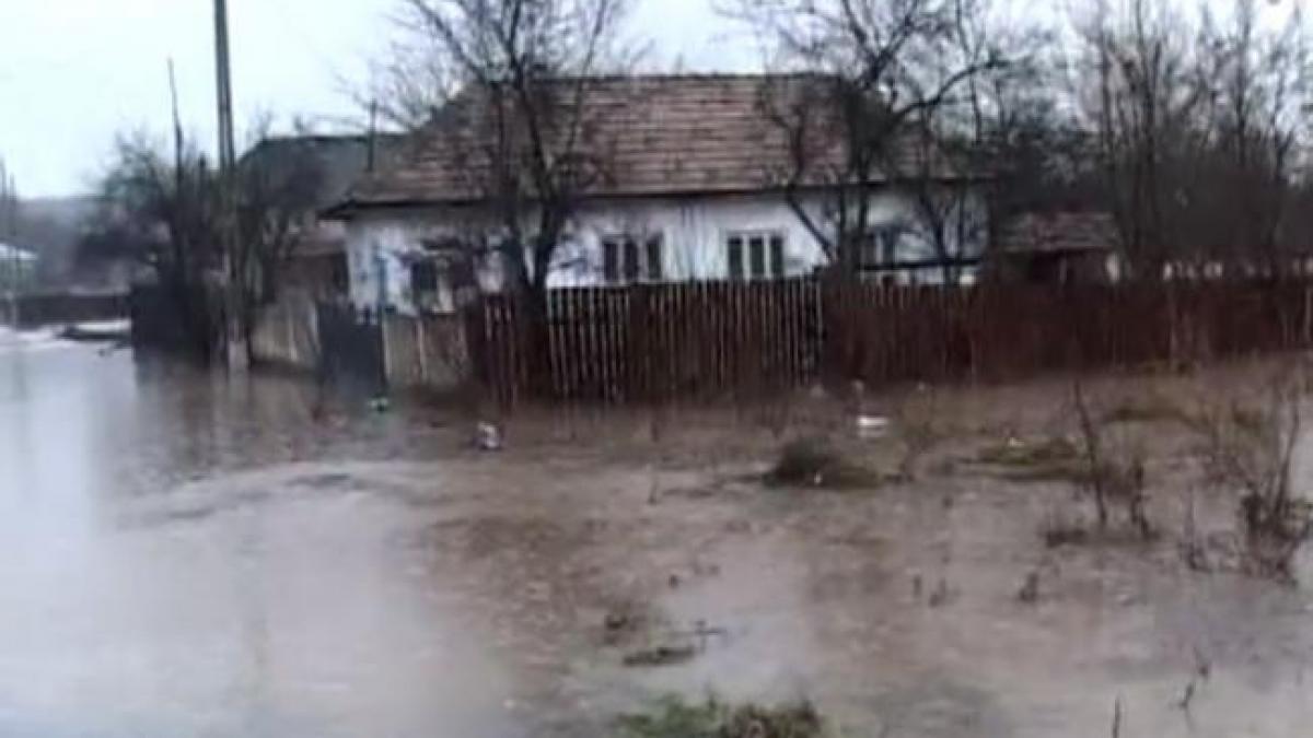 COD PORTOCALIU de inundaţii în cinci bazine hidrografice