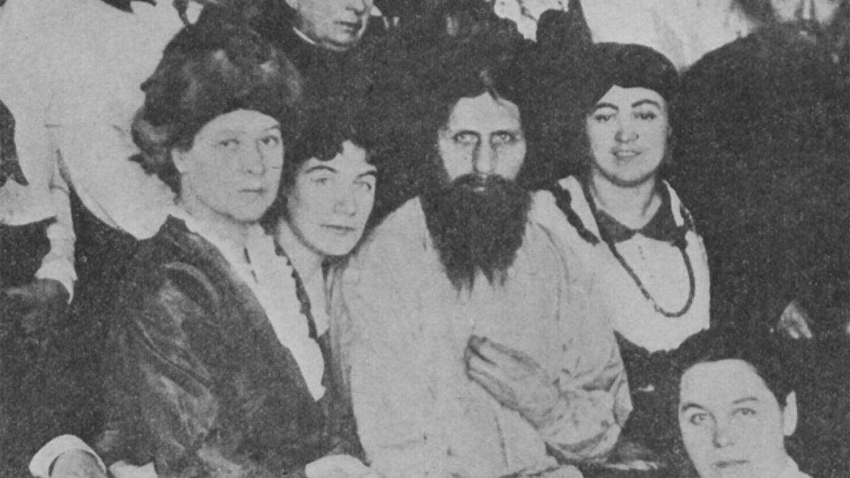 „Moaștele” lui Rasputin, la Muzeul Erotismului din Sankt Petersburg. Înainte de a fi aruncat în Neva, Rasputin a fost castrat