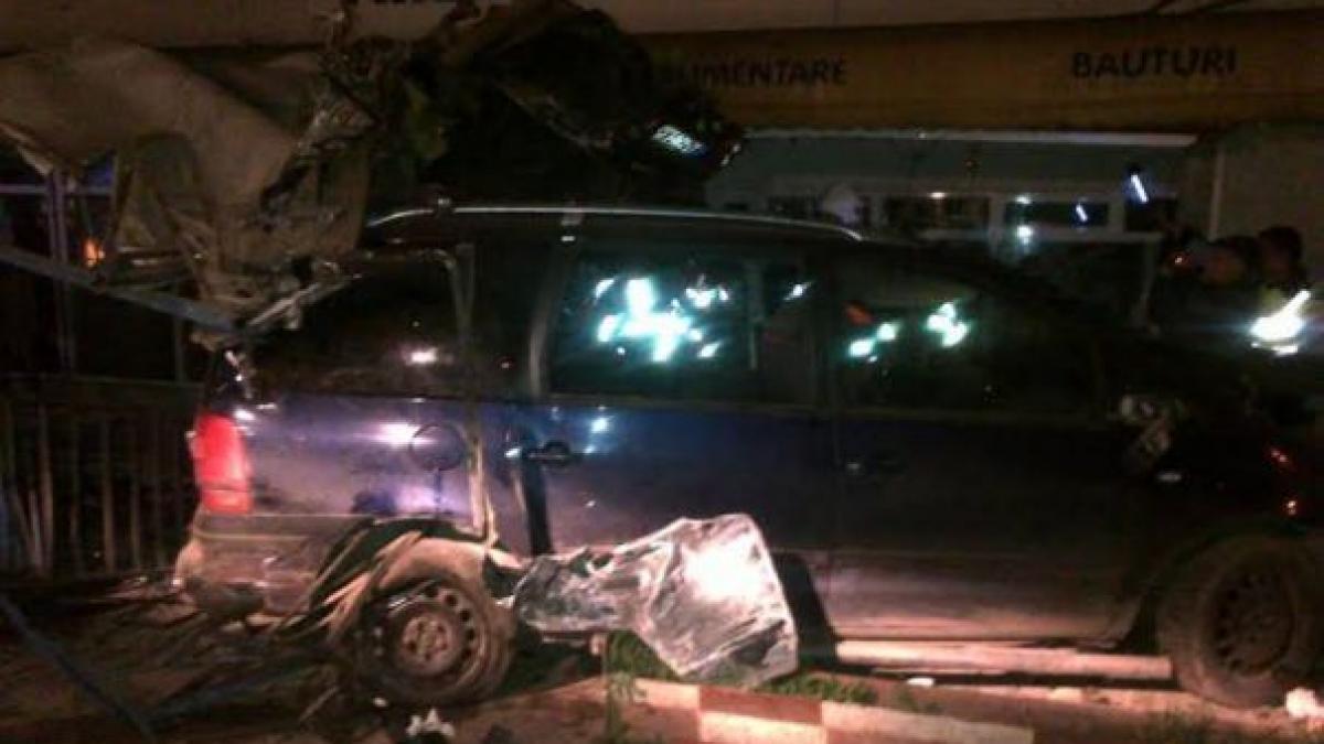 Accident cu 4 morţi în Constanţa. Un tânăr a intrat cu maşina într-un magazin cu butelii. Vitezometrul s-a oprit la 220 km/h