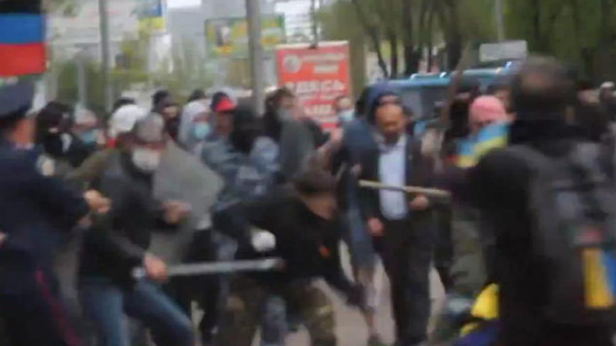 (VIDEO) Separatiştii proruşi au atacat cu bâte şi petarde participanţii la un miting pentru uniune în Doneţk