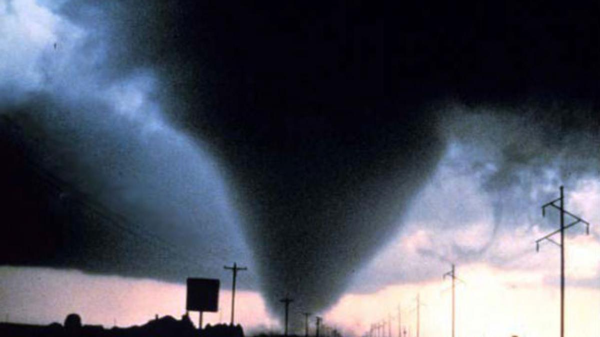 Tornadele au ucis cel puţin 30 de americani în două zile