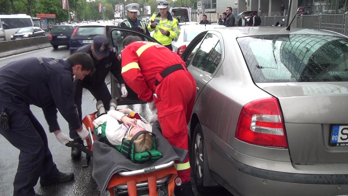 dublu accident rutier in pasajul baneasa o soferita a fost transportata la spital video
