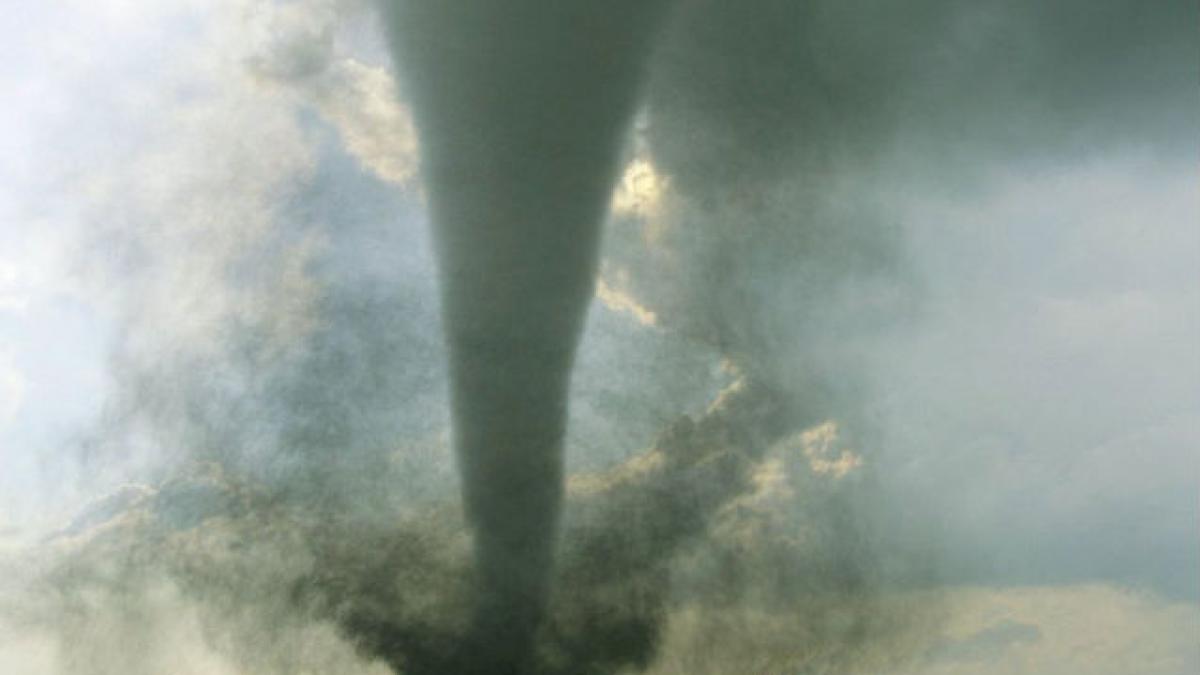 Tornadele care au lovit SUA au ucis cel puţin 35 de oameni (VIDEO)