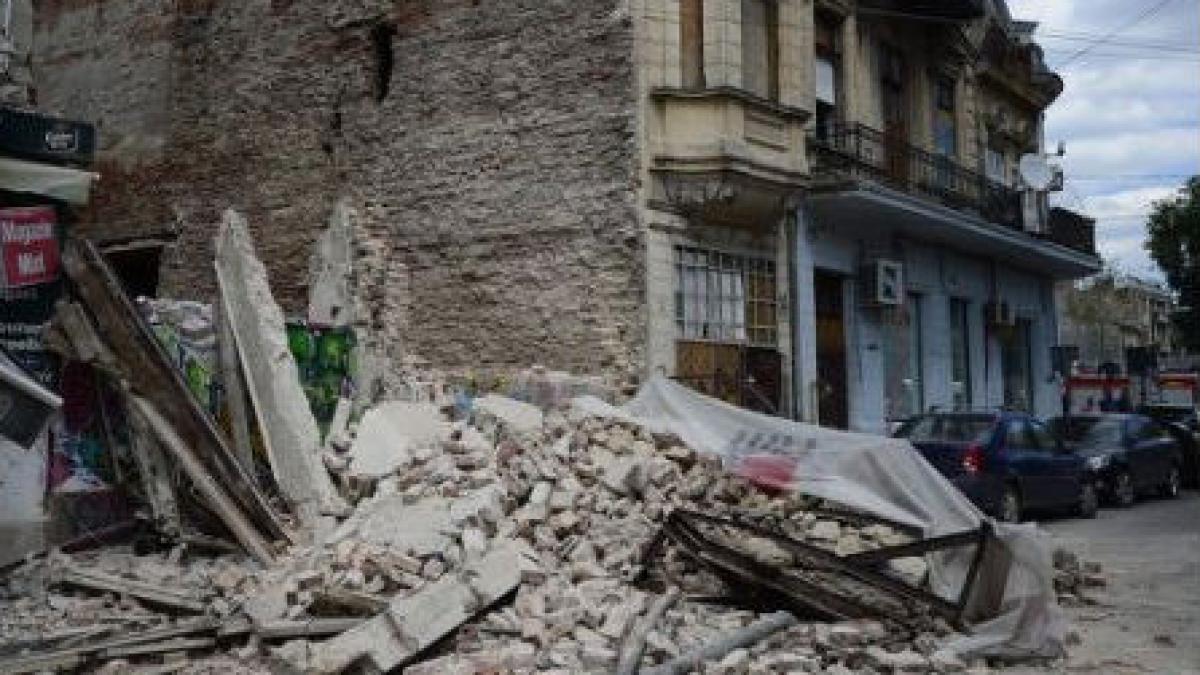 Trei maşini avariate după prăbuşirea unui zid în centrul Capitalei