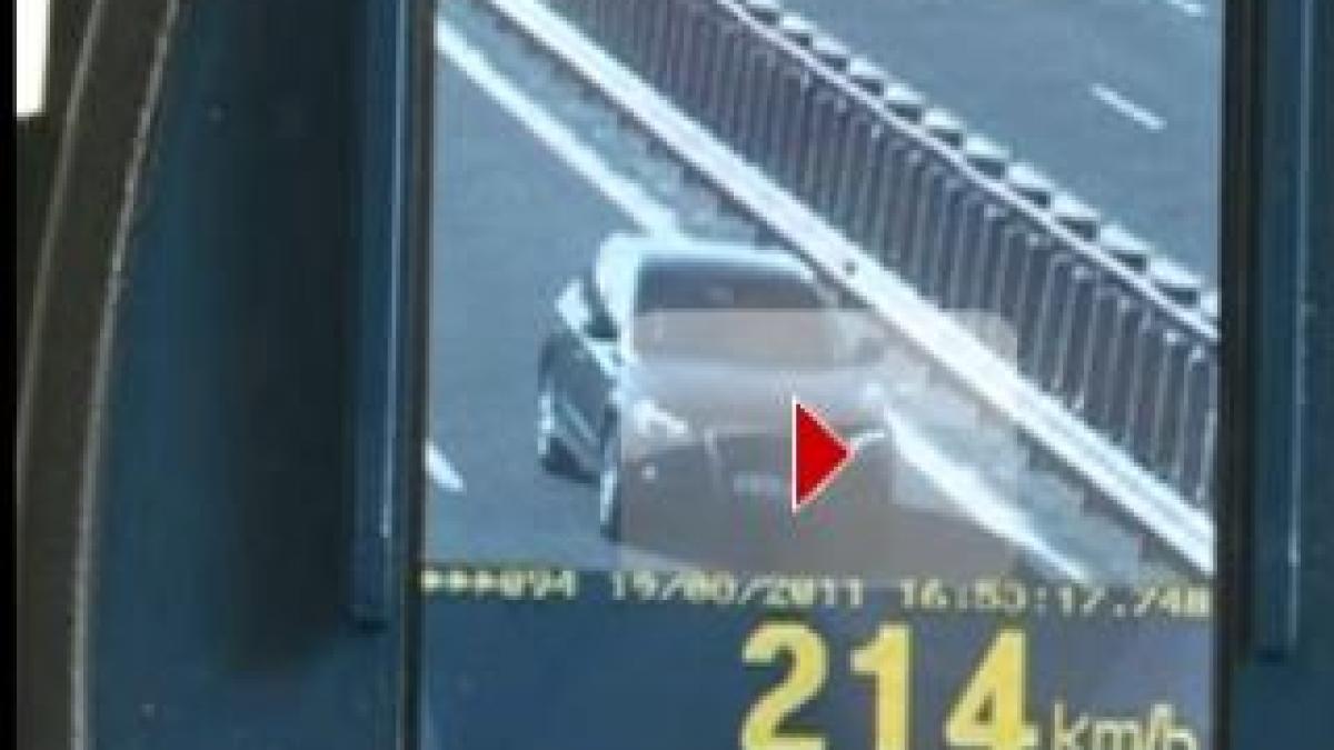 Şofer prins de poliţie în timp ce conducea cu peste 200 km/h pe Autostrada Transilvania