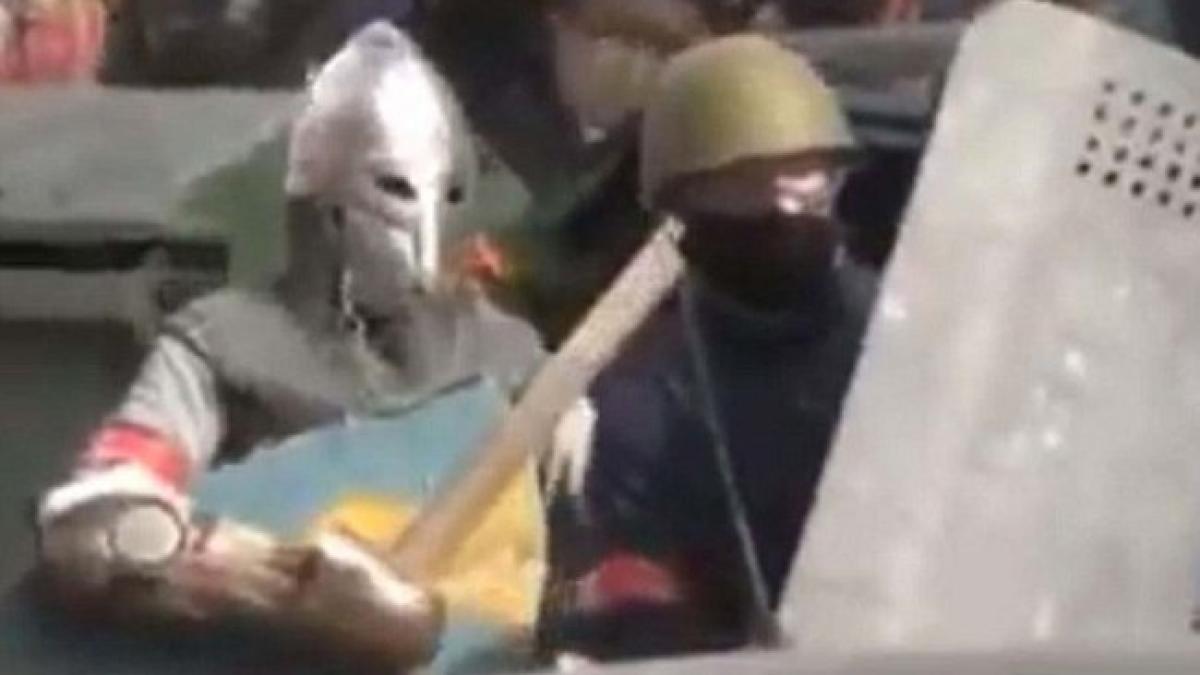 Apariţie ciudată. Cavaler templier medieval, în mijlocul revoltelor din Ucraina (VIDEO)