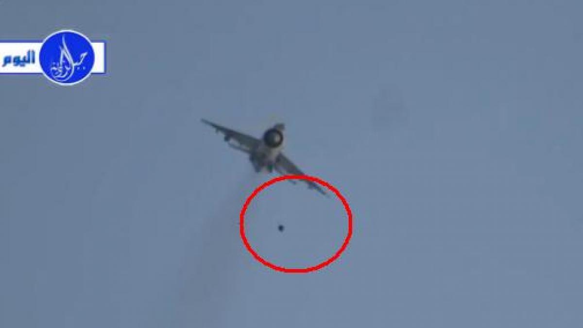 SCENĂ EPICĂ în Siria! Un MIG 21 lansează o bombă în câmp deschis. Ce urmează e INCREDIBIL! (VIDEO)