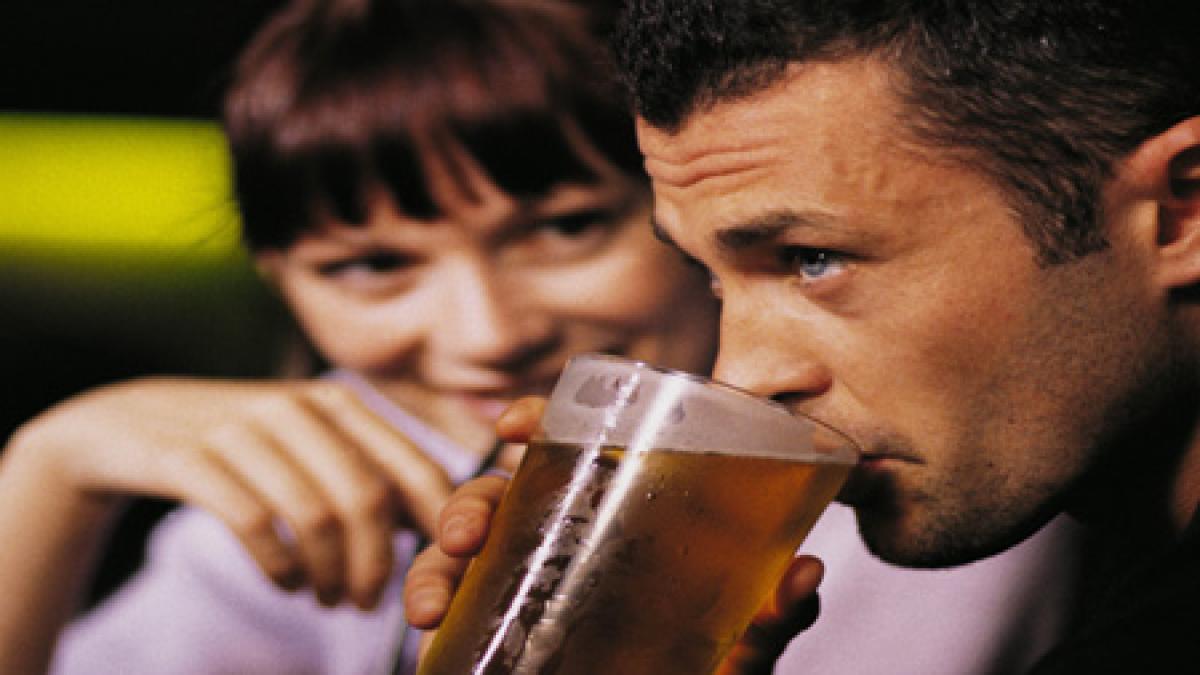 TEST! Riscă partenerul tău de viaţă să devină alcoolic?