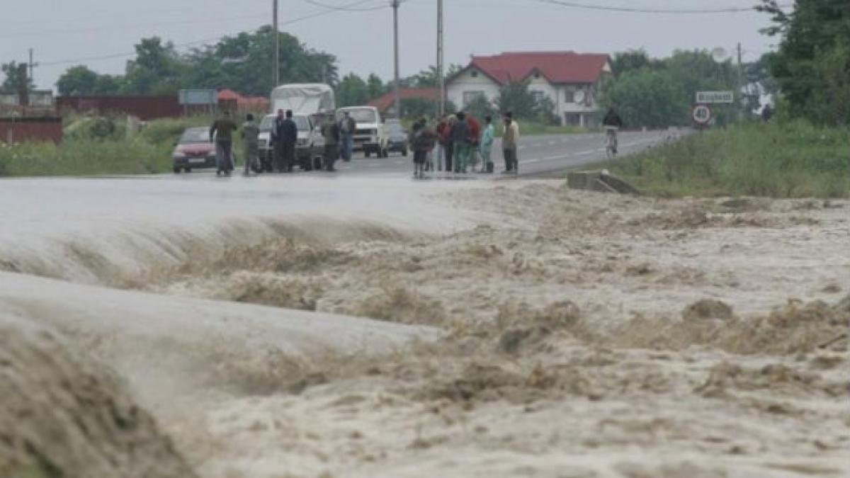 Hidrologii au emis COD PORTOCALIU de inundaţii pentru râurile din patru judeţe din sud-vest