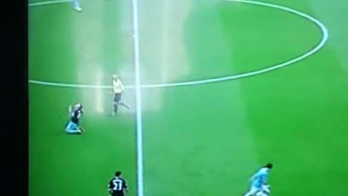 Un fotbalist a fost LOVIT de Omul Invizibil VIDEO