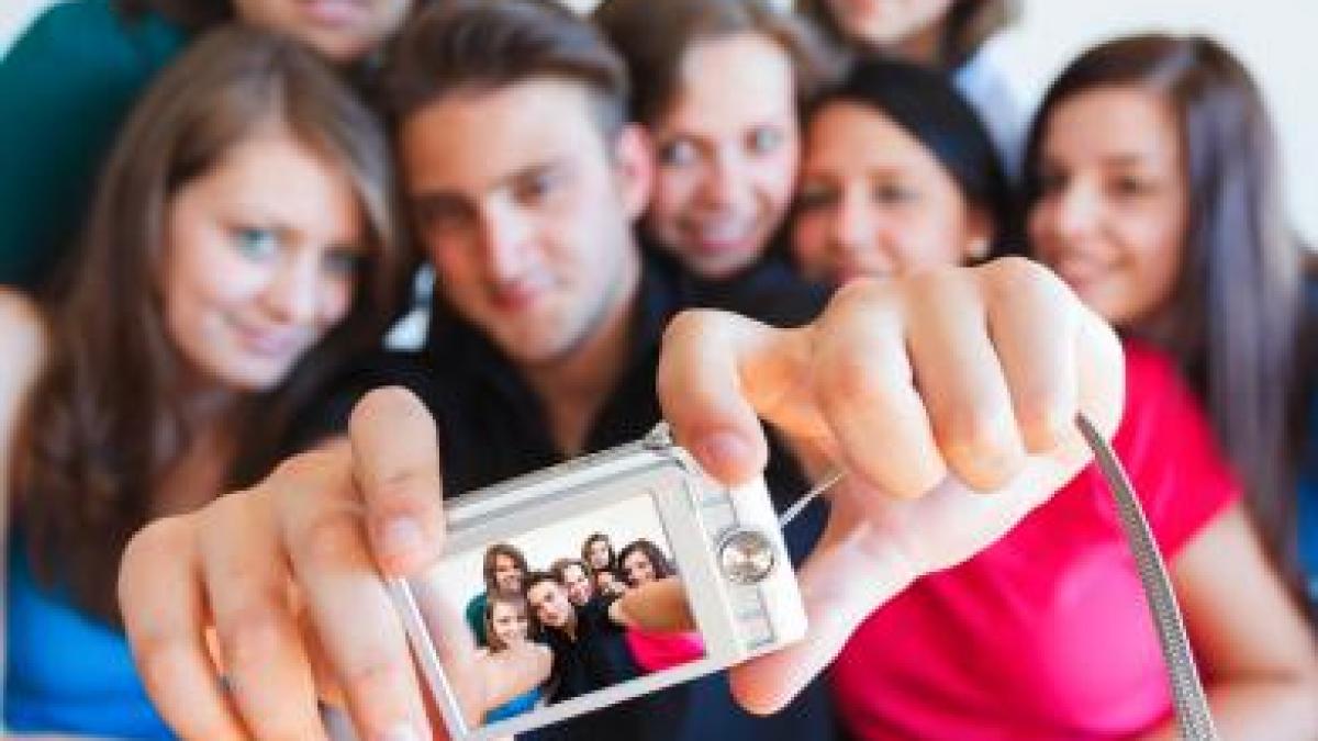 Oficial în dicţionare: 'hashtag' şi 'selfie'