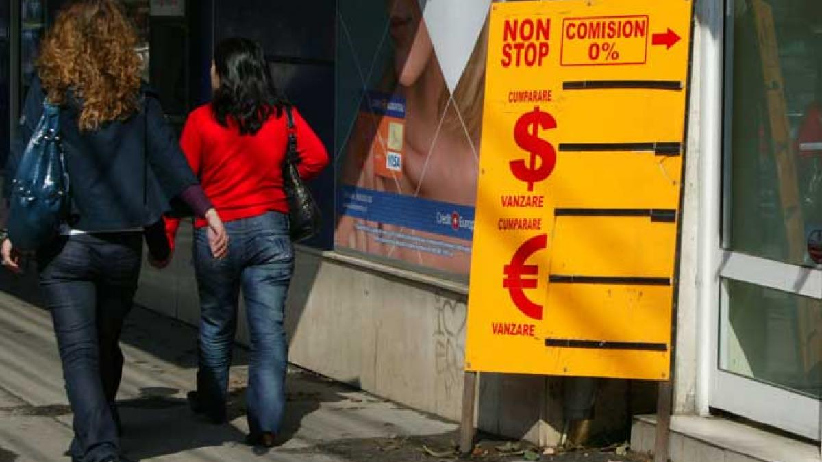 Leul s-a întărit faţă de euro şi dolar. Moneda naţională s-a întors la cursul de acum 10 luni, 4,4099 lei/ euro