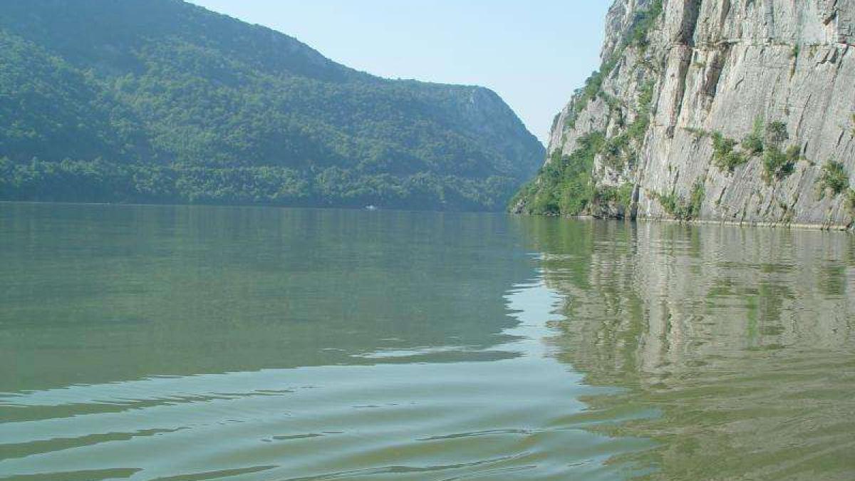 Circulaţia navelor, restricţiontă pe Dunăre în zona Cazanelor Mari şi Cazanelor Mici