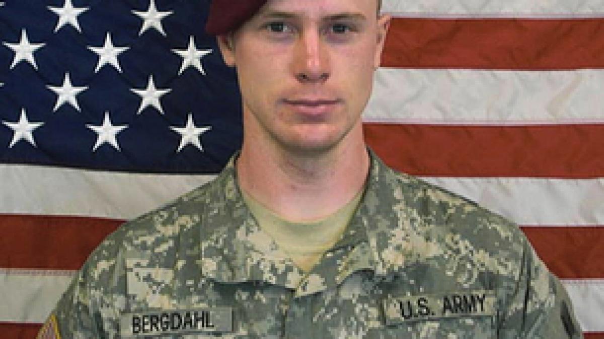 Scurgere de informaţii clasificate: Prizonierul american Bowe Bergdahl juca fotbal cu talibanii şi avea propriul Kalaşnikov 