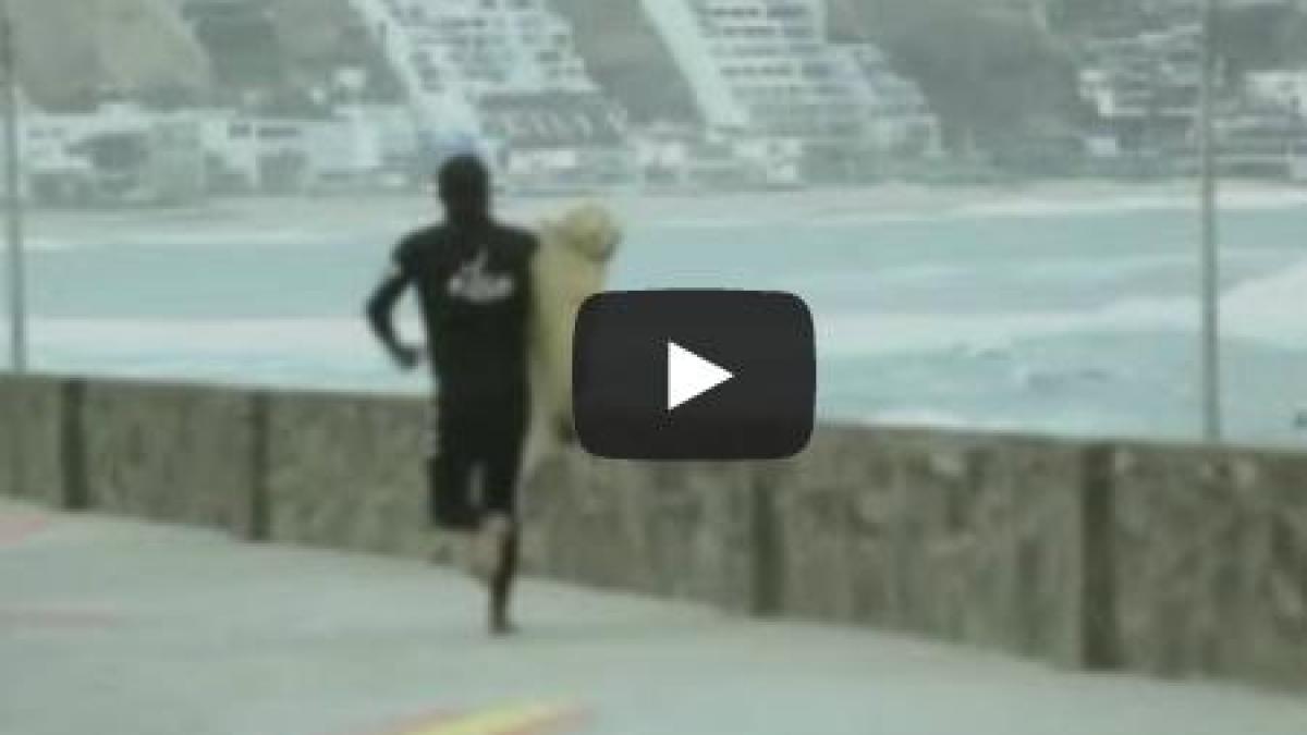 un adevarat erou gestul incredibil al unui surfer in timp ce dadea un interviu video