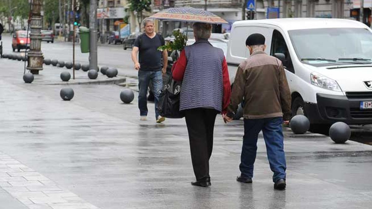Românii, din ce în ce mai puţini şi mai bătrâni