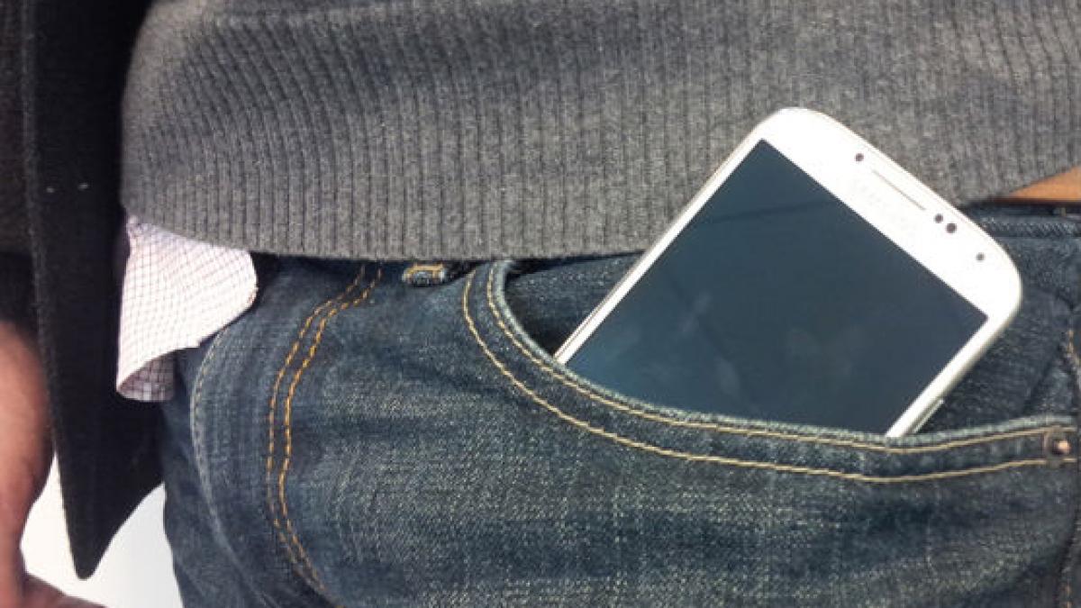 Telefoanele mobile afectează calitatea spermei. Studiul care a stârnit controverse între cercetători