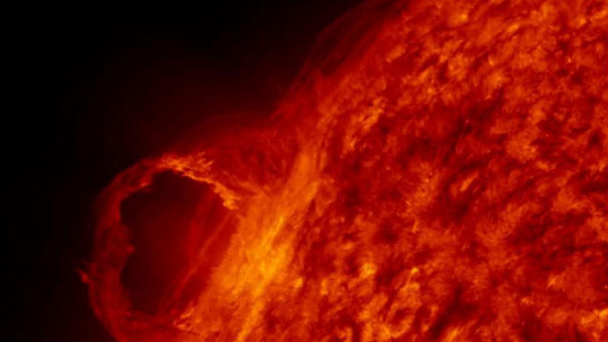 O serie de explozii solare ar putea declanşa vineri o furtună geomagnetică