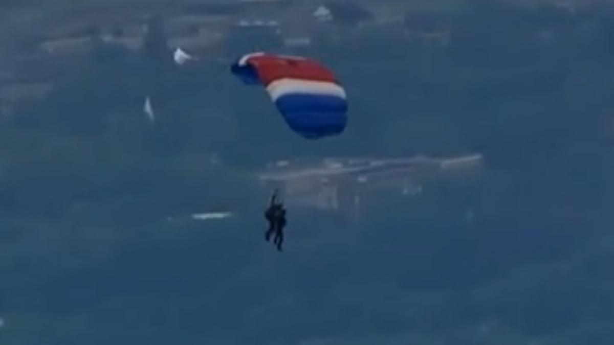 Fostul preşedinte american George Bush a sărit cu paraşuta în ziua în care a împlinit 90 de ani (VIDEO)