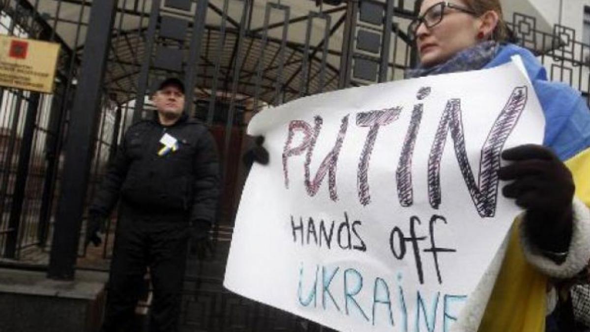 Ambasada Rusiei la Kiev, asediată de protestatanţi