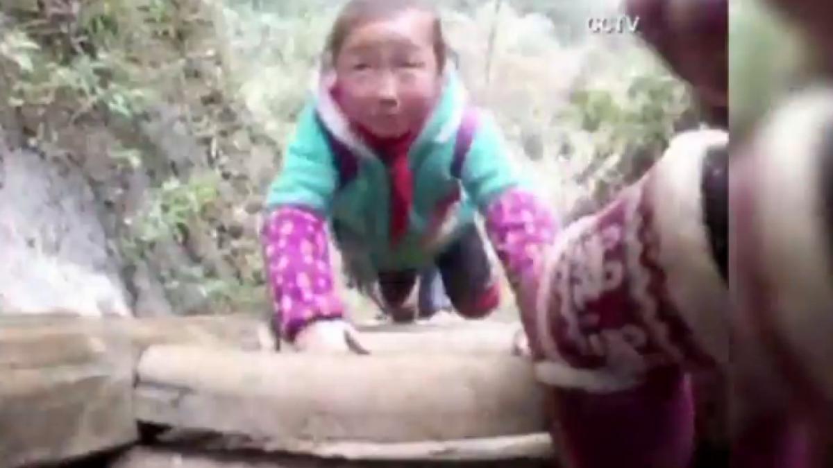 Copiii dintr-un sat chinez sunt nevoiţi să se caţere pe munţi ca să ajungă la şcoală! (VIDEO)