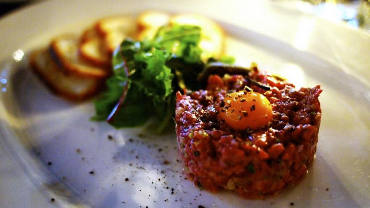4 rețete pe zi: Biftec tartar, Scrumbie la cuptor, Melcișori cu salvie și brânză, Baclava cu nucă de cocos