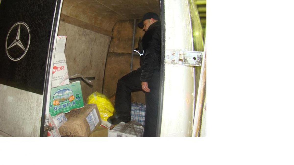 Peste 20.500 de ţigarete de contrabandă, depistate de poliţişti