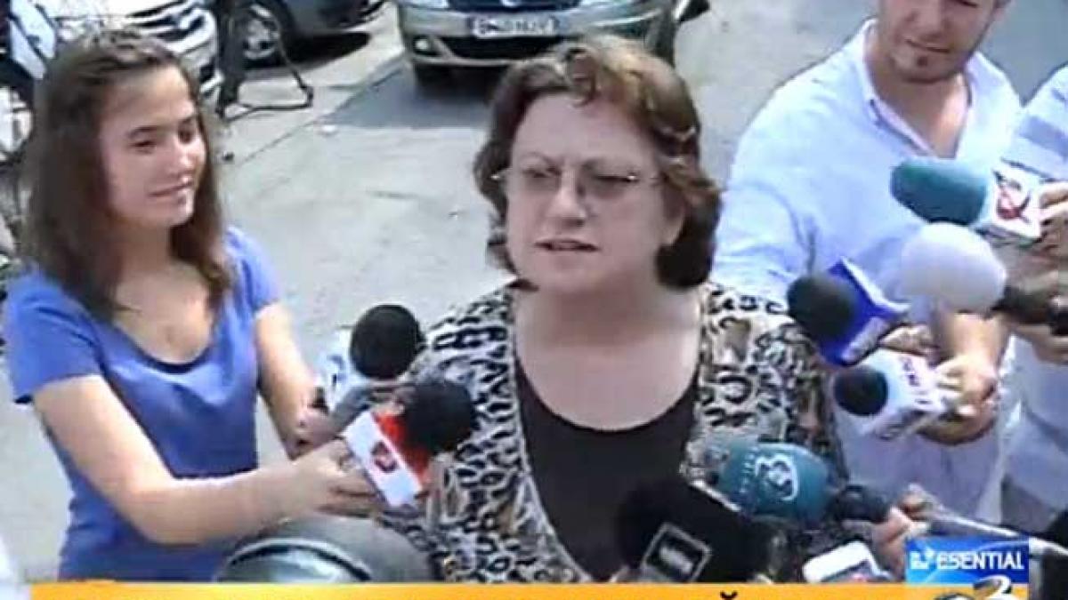VIDEO. Soţia lui Mircea Băsescu se răsteşte la jurnalişti: "Ce doriţi? Chem 112!"