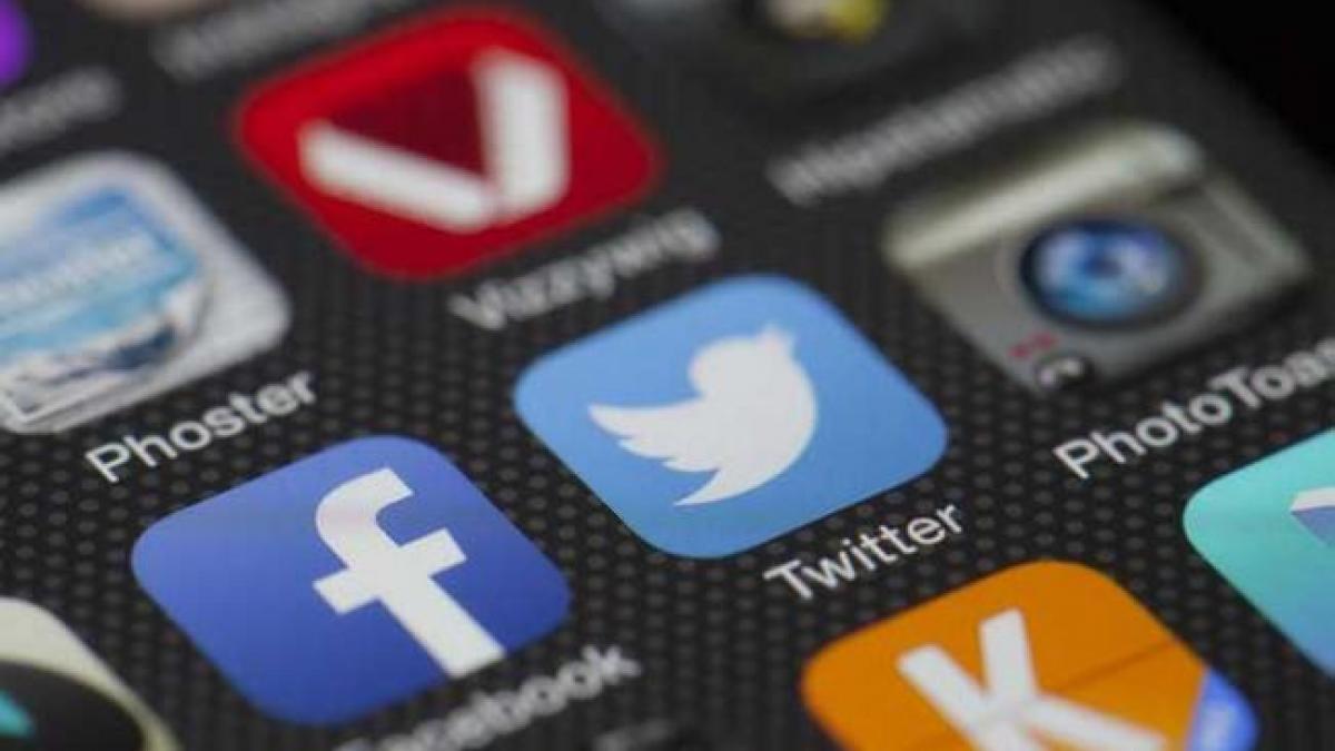 În câte MINUTE se poate pierde un client? Reţelele Facebook şi Twitter creează o presiune enormă asupra companiilor
