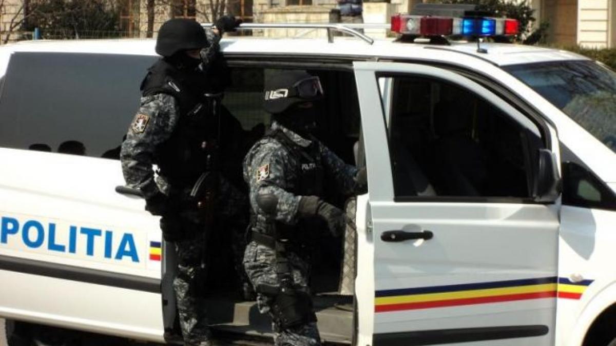 Percheziţii la o şcoală din Târgu Jiu. Mai mulţi profesori, suspectaţi de fraudă la examenul de Evaluare Naţională