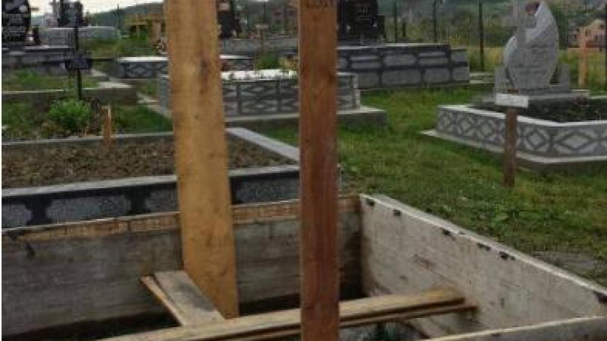 Bistriţa. S-a dus la mormântul tatălui şi a avut un şoc. Ce făcuse un gropar din crucea mortului